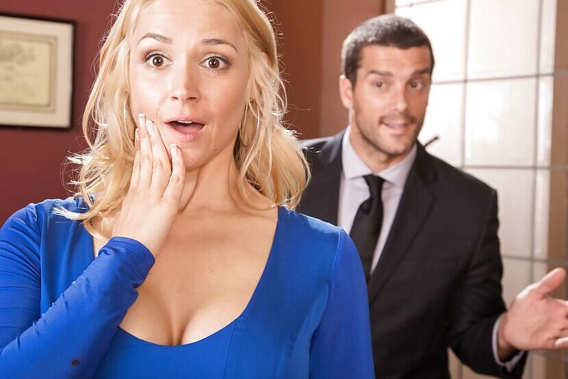 16P Sarah Vandella, employée de bureau blonde, fait une pipe en collants et talons.