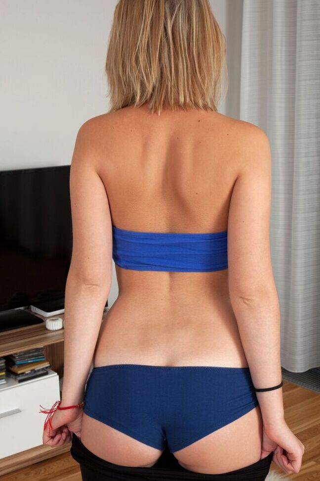 15P La chica sola Elza Un dedo abre su vagina después de dejar al descubierto su cuerpo bronceado