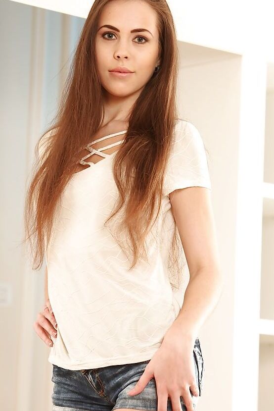 16P A adolescente amadora Leggy Abrill tira shorts e calcinha preta para expor a buceta apertada