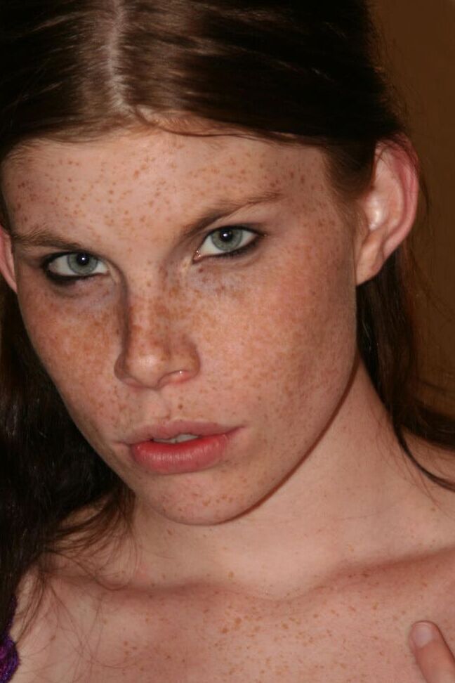 16P Une amatrice rousse avec des taches de rousseur affiche son vagin rasé sur son lit