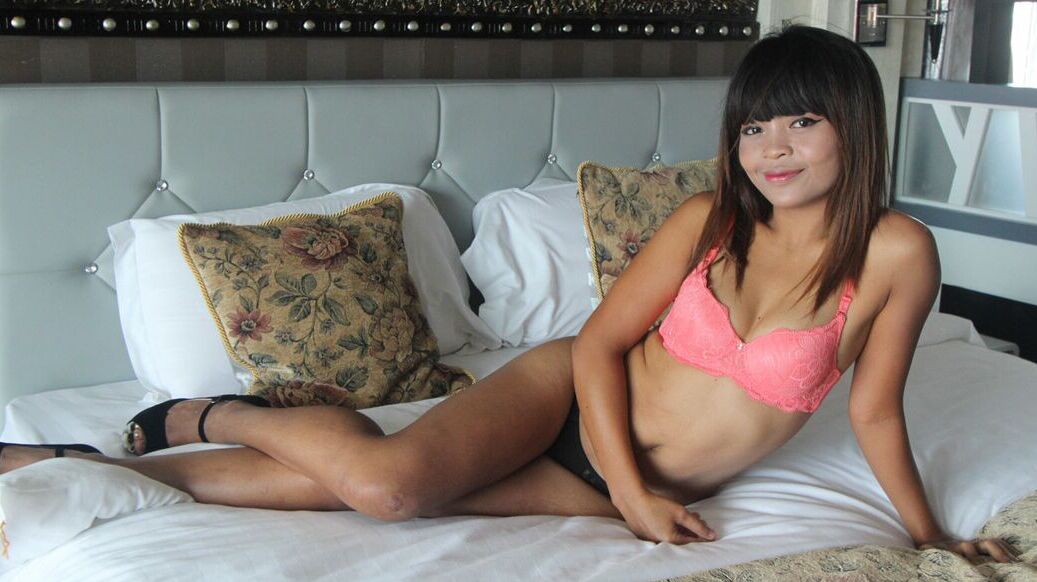 21P Une petite adolescente thaïlandaise à la chatte rasée se déshabille pour poser pour la série de photos
