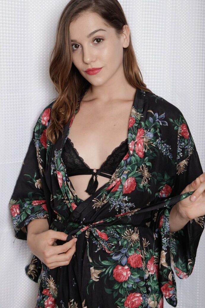17P La charmante Kasey Warner enlève sa robe en satin