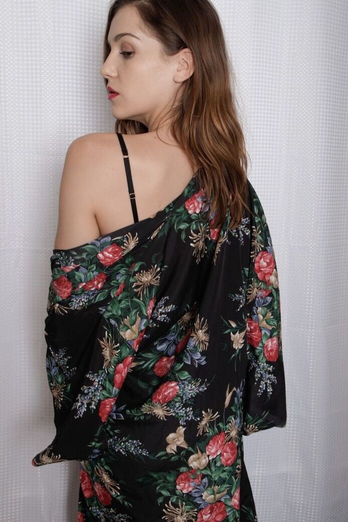 17P La charmante Kasey Warner enlève sa robe en satin