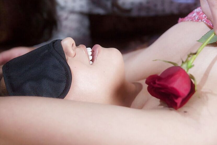 16P A estrela pornográfica asiática Kobe Lee seduzindo Sara Luvv com os olhos vendados para sexo lésbico