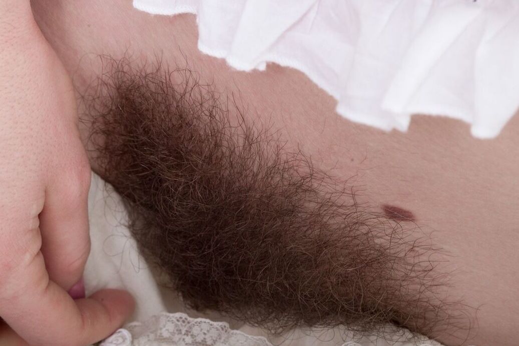 16P Süßes Teenie-Mädchen zeigt bei der Nacktmodel-Premiere ihre natürliche Muschi
