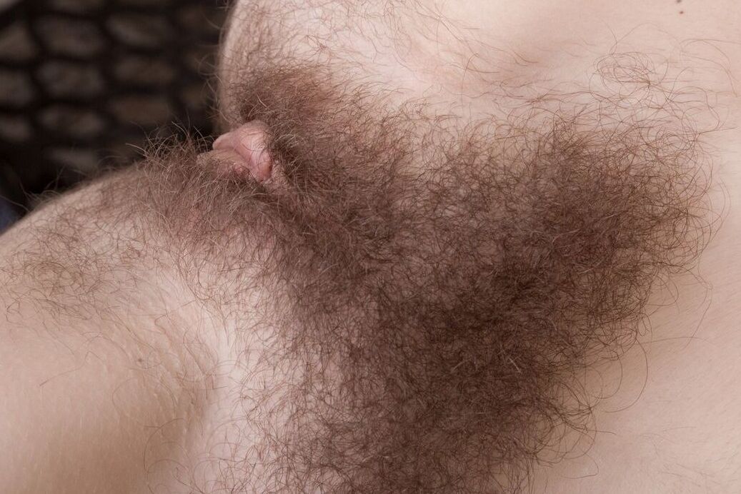 16P Süßes Teenie-Mädchen zeigt bei der Nacktmodel-Premiere ihre natürliche Muschi