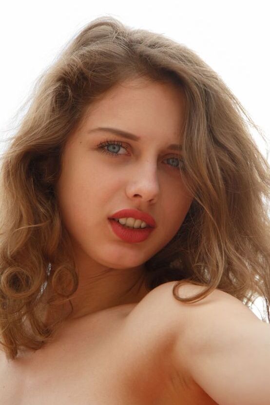 16P Jovencita de labios rojos se quita los calcetines para modelar totalmente desnuda en un patio