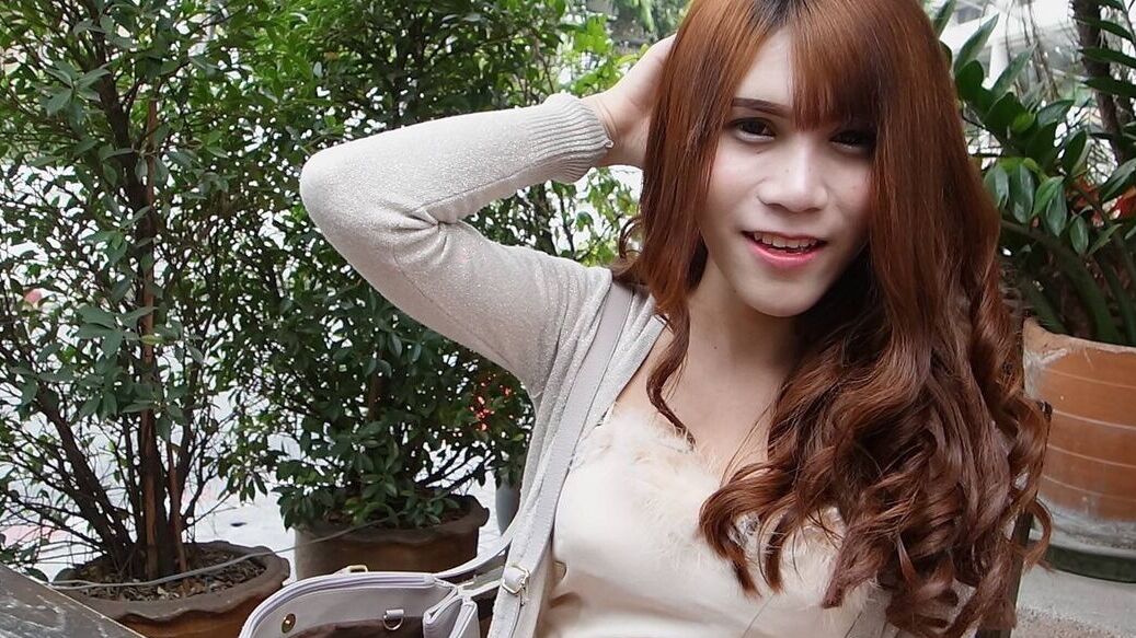 12P Ladyboy tailandês com tesão e peitos grandes de 18 anos faz um strip-tease