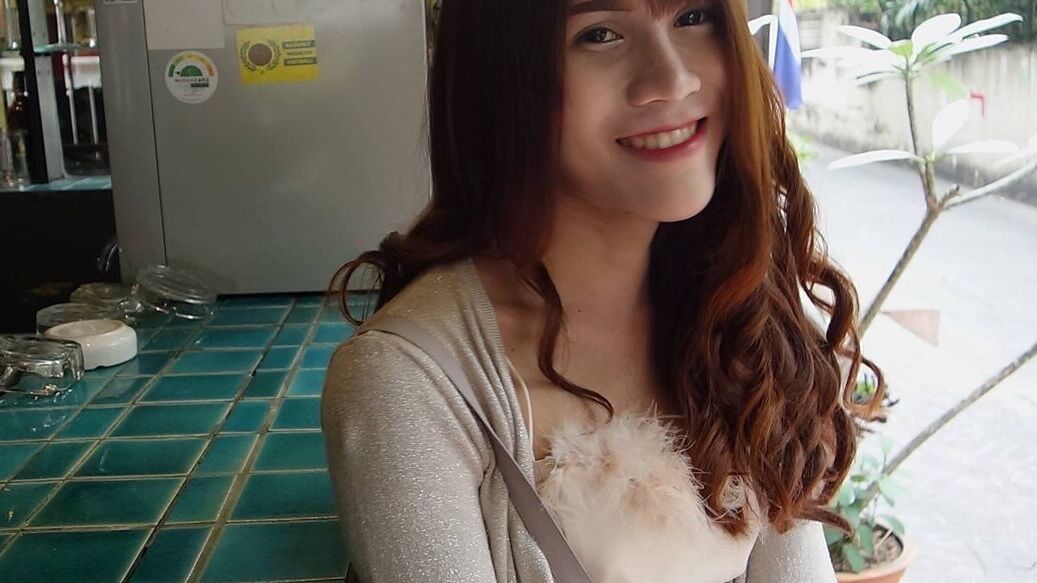 12P Ladyboy tailandês com tesão e peitos grandes de 18 anos faz um strip-tease
