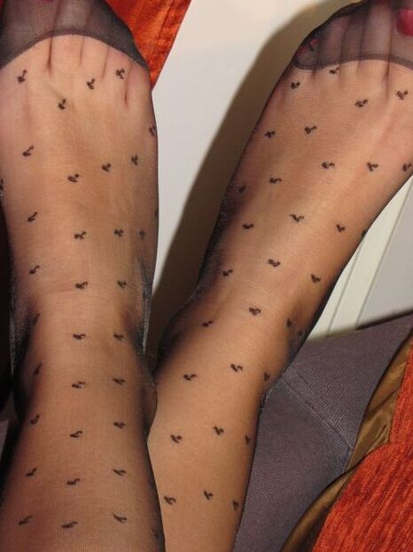 15P Garota sozinha com longos cabelos pretos mostra as pernas e os pés em meia-calça sexy