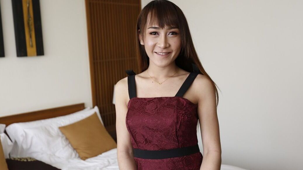 12P 21 anos peituda tailandesa ladyboy faz um strip-tease e chupa um pau branco