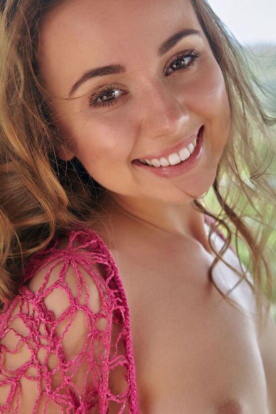 18P L'adorable adolescente Linda Chase affiche sa chatte chauve après avoir retiré sa lingerie