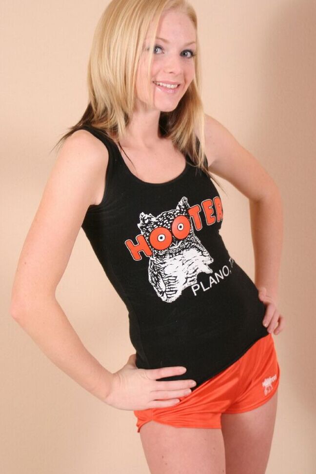 12P La jolie blonde Skye Model abaisse son short serré pour taquiner avec un aperçu de son cul chaud