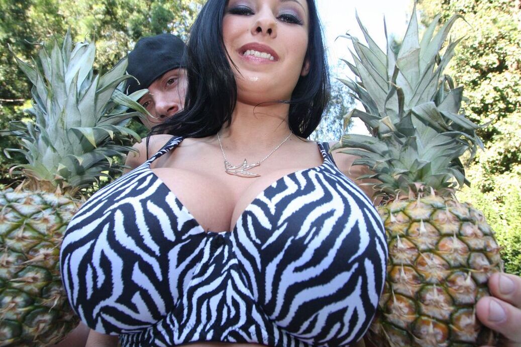 10P Yummy whore with a massive rack playing with the lucky cock