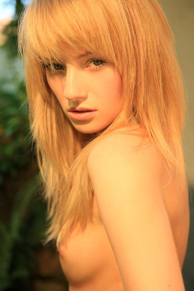 16P A adolescente sexy Mia brinca enquanto tira lingerie minúscula no pátio