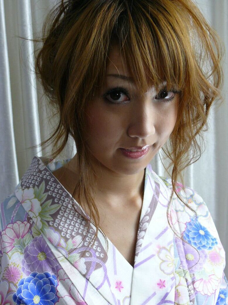17P A bela japonesa Yuki Mizouho termina o sexo com uma buceta creampie