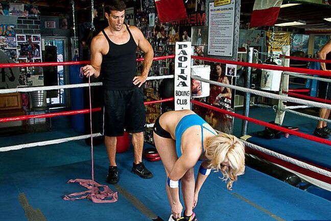 14P Sexy Madison Ivy agradece ao seu treinador no ringue de boxe dando-lhe uma boa