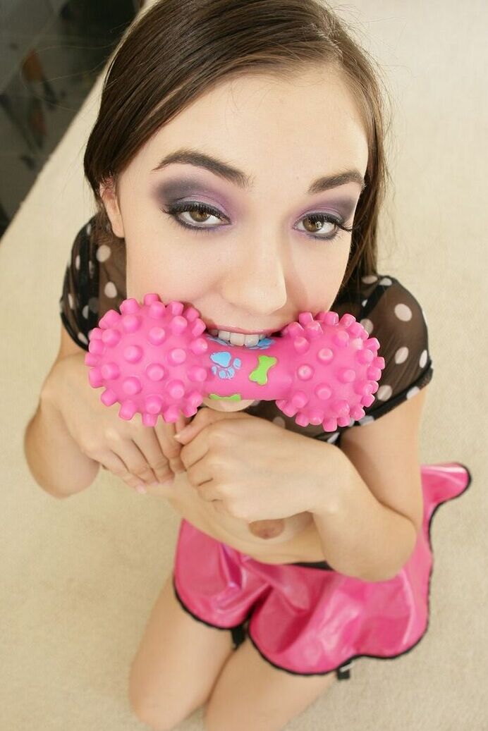 21P Der versaute Pornostar Sasha Grey leckt den Toilettensitz, bevor er in den Arsch gefickt wird