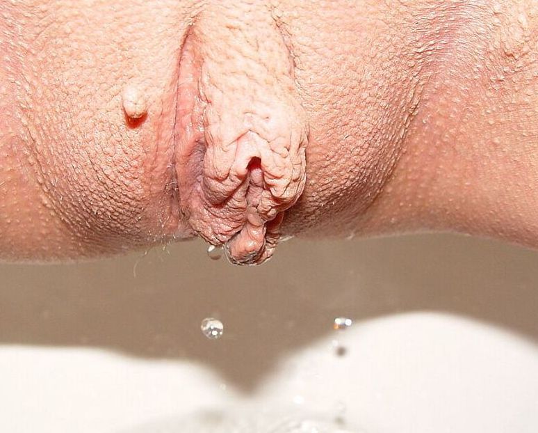 19P Une blonde s'essuie la chatte nue après avoir fait pipi aux toilettes