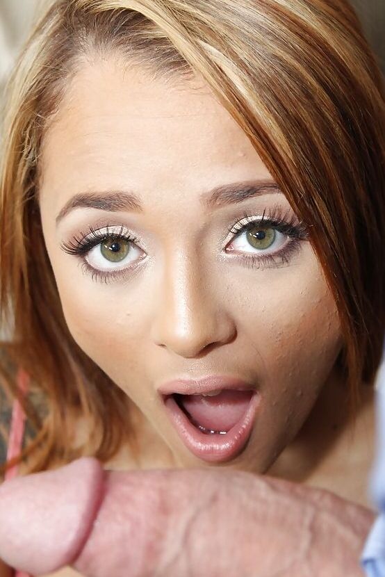 16P Petite Latina adolescente Holly Hendrix pingando esperma da boca em peitos pequenos