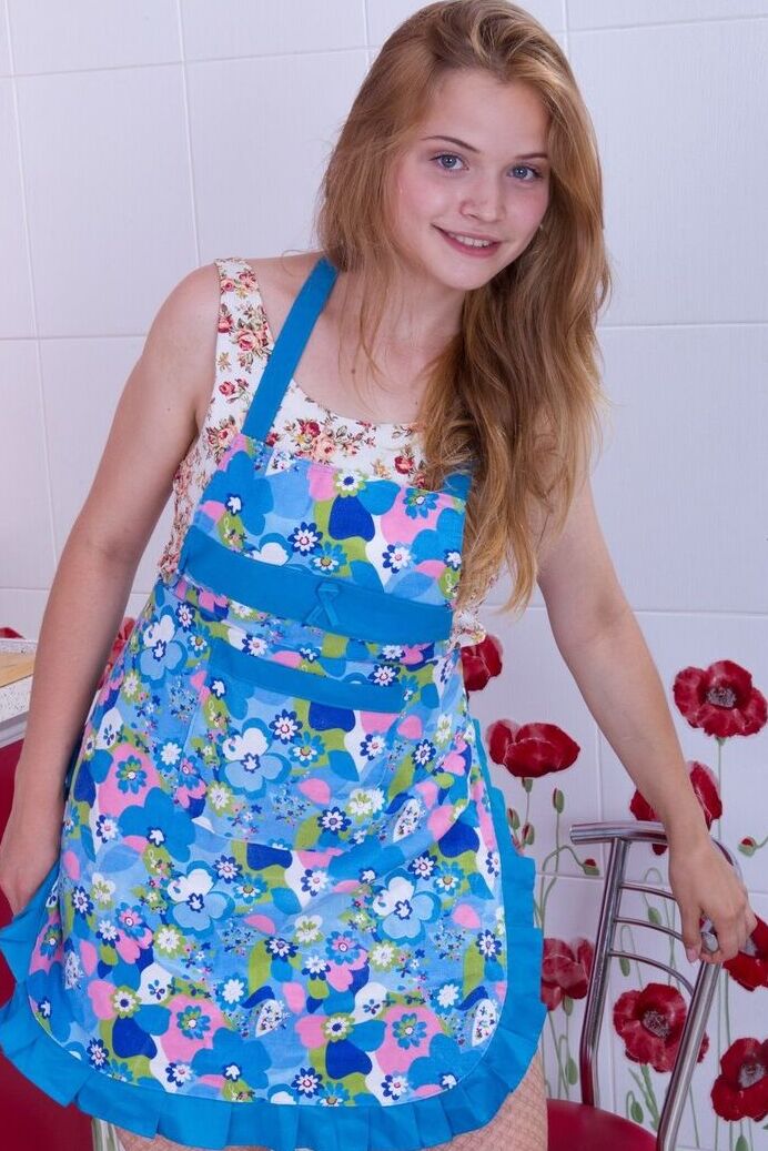 16P La adorable chica Ira K pellizca los pezones