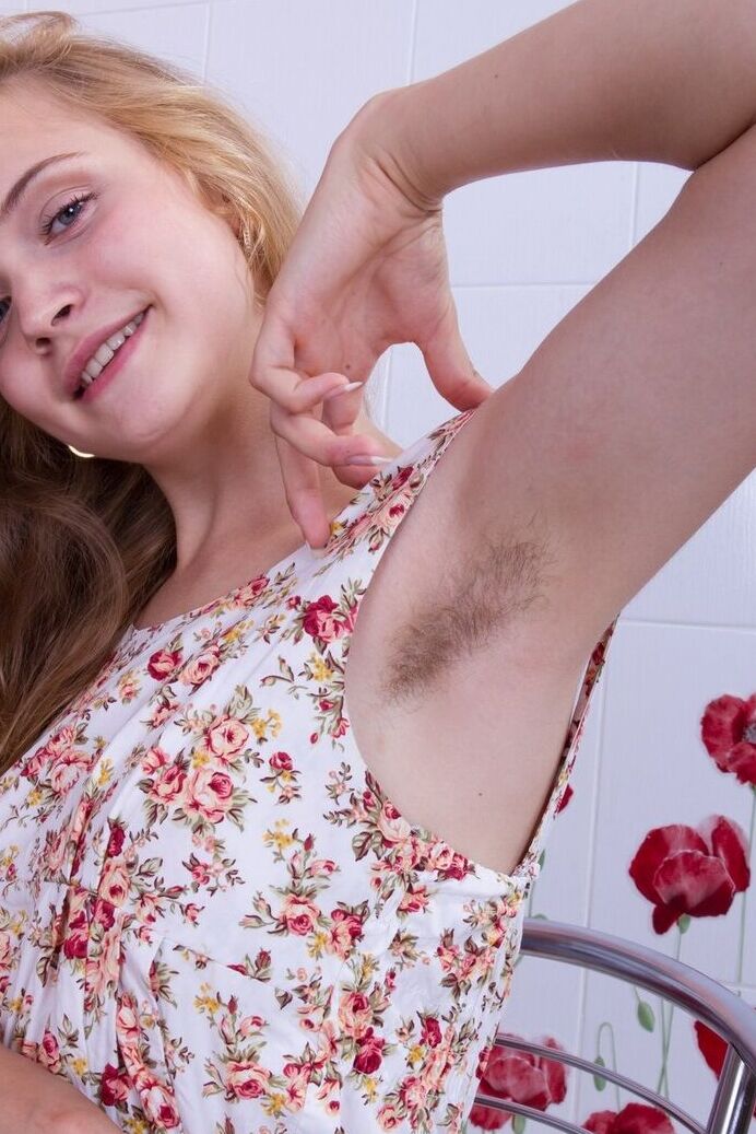 16P La adorable chica Ira K pellizca los pezones