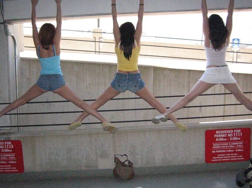 12P Taylor Twins amateur de piernas largas abiertas en jeans y bragas sexys