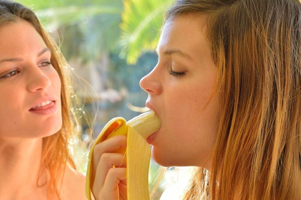 17P Garotas brancas nuas enfiam bananas na vagina uma da outra em um quarto ensolarado