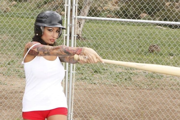 16P A gata peituda Ricki Raxxx tem um pau enorme na buceta