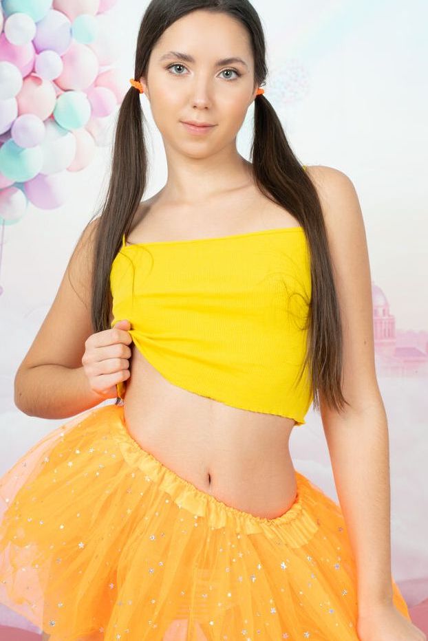 20P A jovem Rosalina fica totalmente nua com o cabelo preso em tranças
