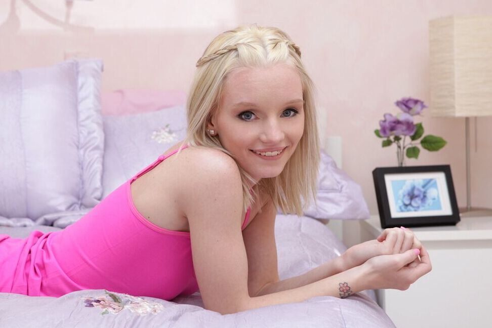 15P Dulce chica rubia se sube la blusa sobre las pequeñas tetas mientras se desnuda en la cama