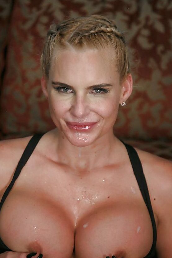 16P La MILF blonde aux gros seins Phoenix Marie branle une bite tout en se faisant baiser en MMF
