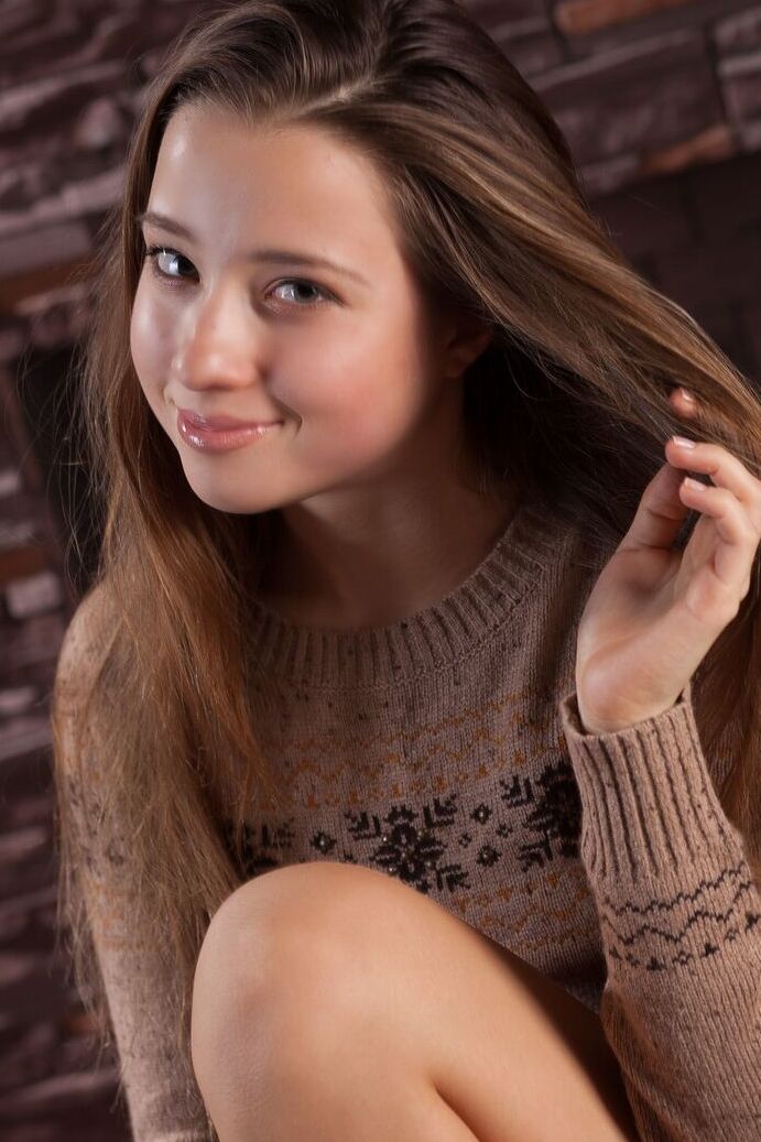 21P Kinky babe avec un bracelet d'angle Taissia A exhibe son savoureux trou d'amour