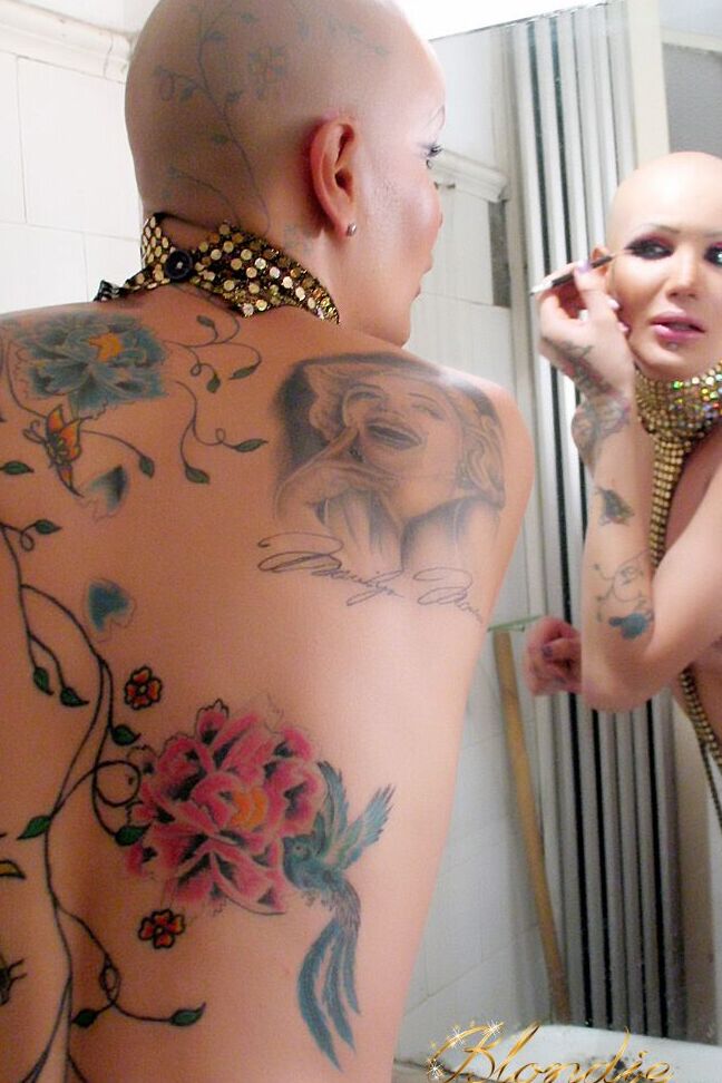 12P La rubia transexual desnuda Johnson eyacula sobre sí misma