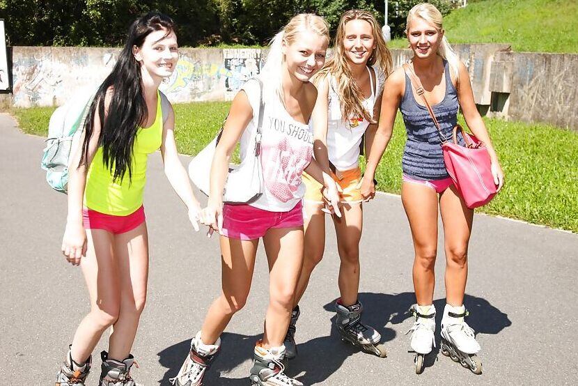16P A lésbica adolescente Sara J e as amigas patinam na estrada nuas