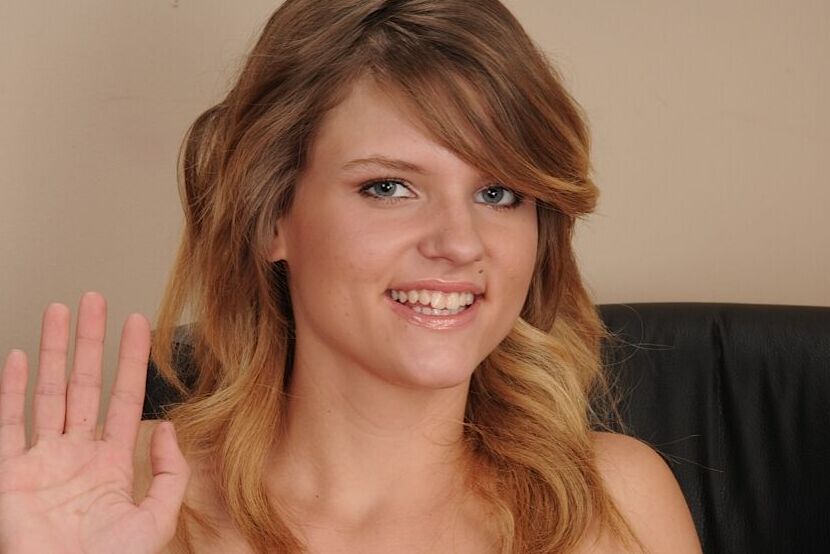16P L'amatrice blonde Scarlett Fever montre sa silhouette nue de 18 ans.
