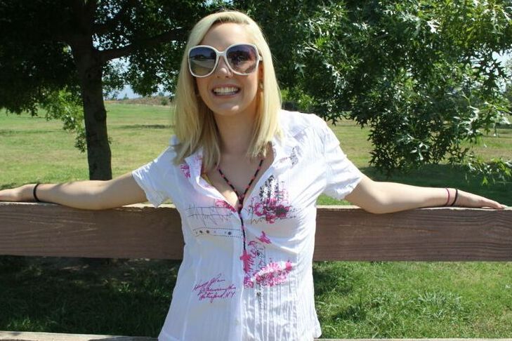 12P La rubia Rylie Richman recibe un bocado de esperma de una enorme polla negra