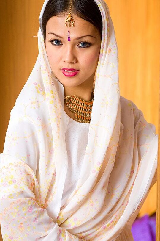 15P Ladyboy Oro Sexy Sari