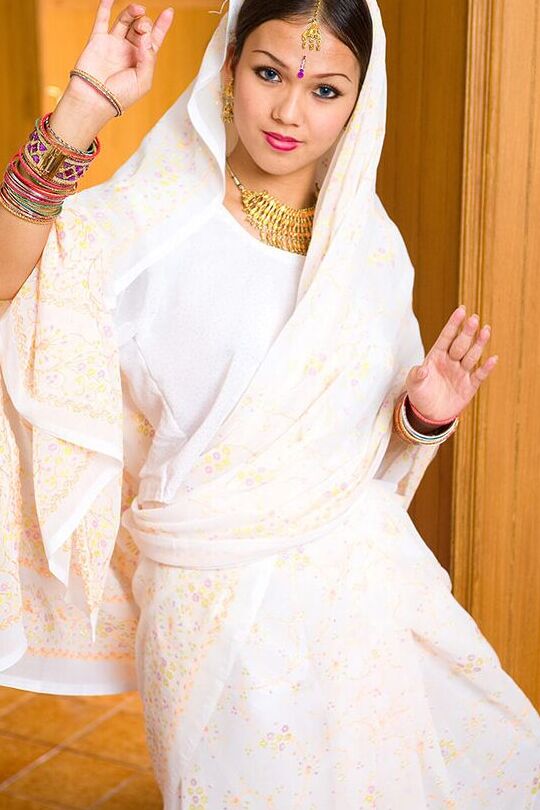 15P Ladyboy Oro Sexy Sari