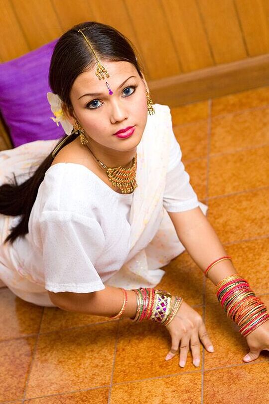 15P Ladyboy Oro Sexy Sari