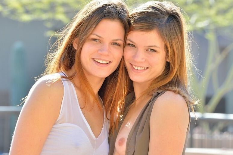 15P Chicas adolescentes en jeans se desnudan en la calle para mostrar sus diminutas tetas