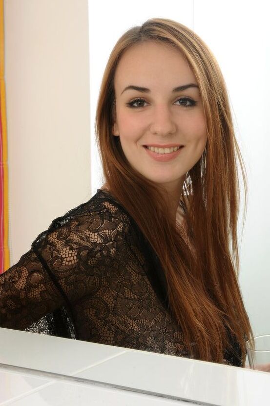 18P La sexy zorra irlandesa A se abre para mostrar su coño mojado y recortado
