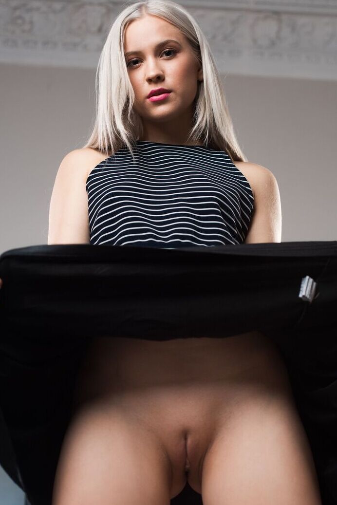 21P La secretaria rubia platino Nikki Hill se desnuda