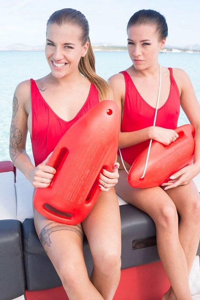20P Les adorables sœurs Eveline Dellai et Silvia Dellai montrent leurs seins sur le bateau