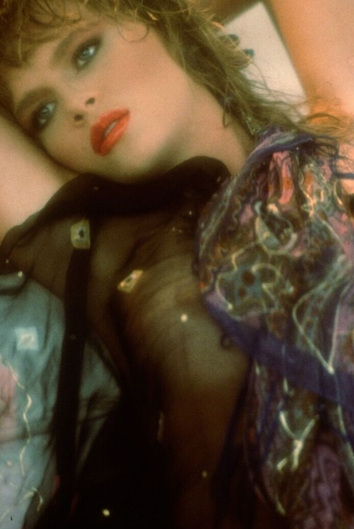 16P Shannon Williams, modelo da Penthouse dos anos 90, mostra seus seios naturais e buceta peluda