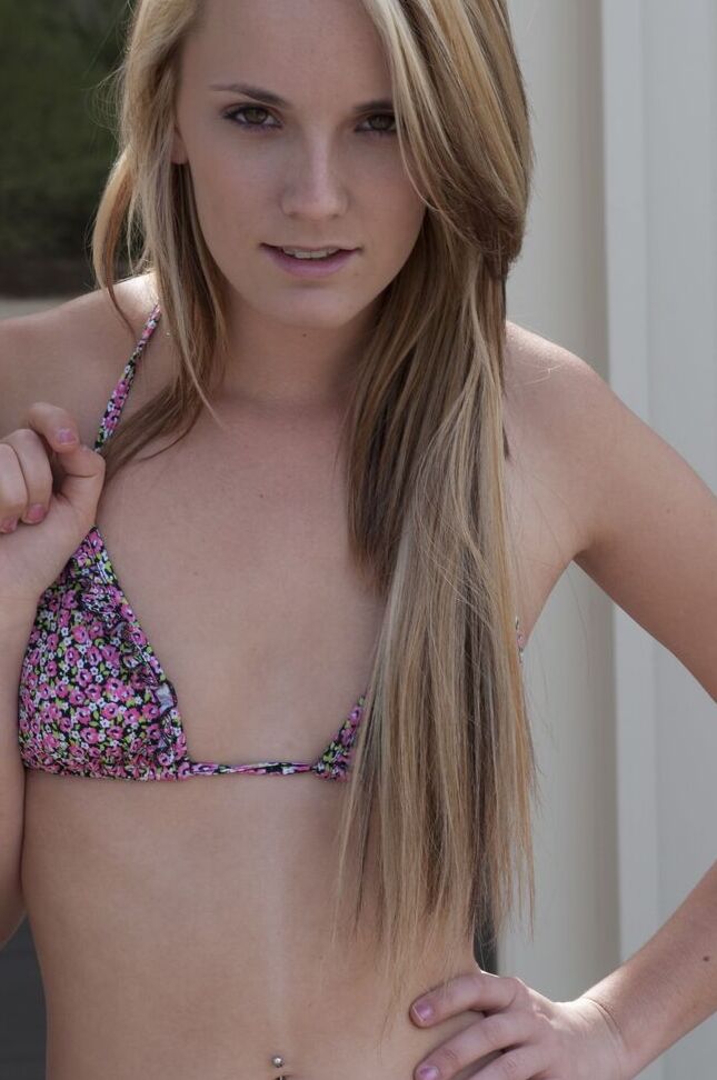 16P La joven rubia Sara James juega con su pelo tras desnudarse en un porche