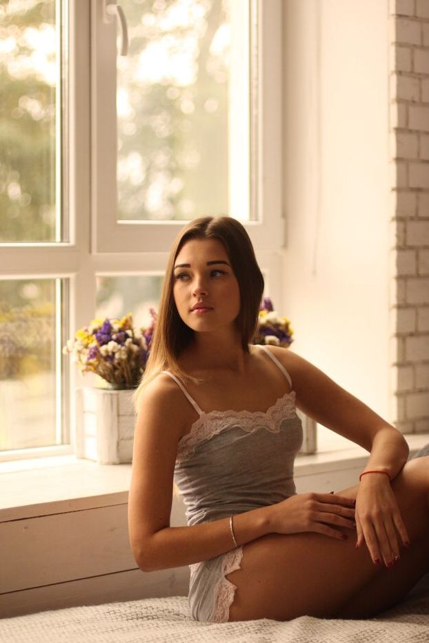 20P A linda adolescente Bella abaixa a calcinha depois de revelar seus peitos pequenos