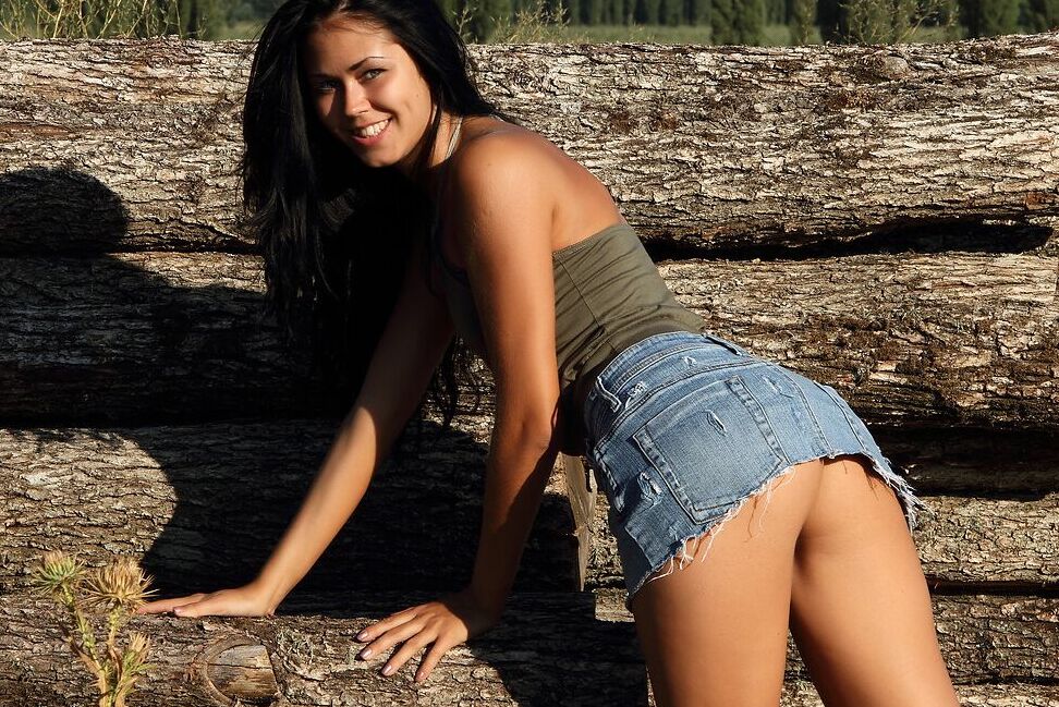12P Chica sexy muestra su falda desnuda antes de desnudarse para tomar el sol desnuda