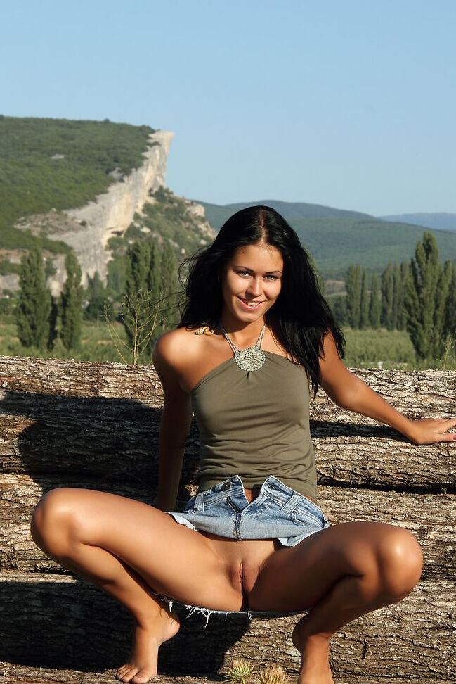 12P Chica sexy muestra su falda desnuda antes de desnudarse para tomar el sol desnuda
