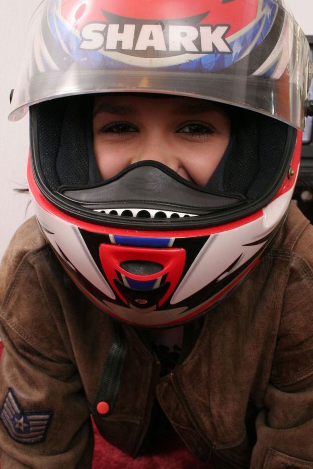 20P かわいいティーンが最初のヌードポーズ中にバイクのヘルメットをかぶって座る
